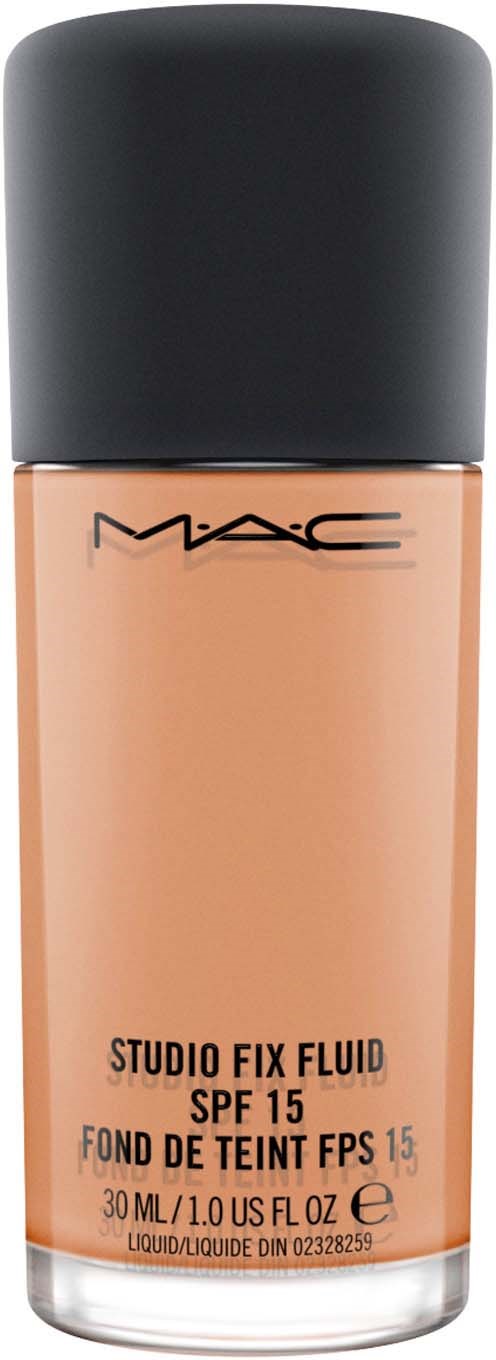 En flaska MAC Studio Fix Fluid foundation med SPF 15, i orangfärgad, med svart lock.
