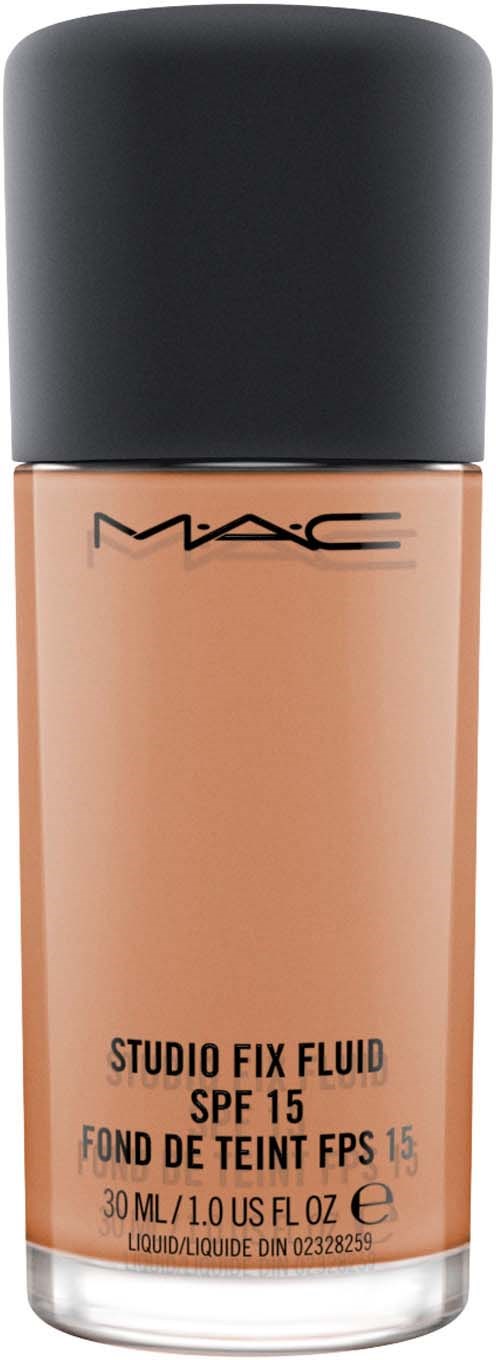 En flaska med MAC-foundation med svart lock, persikofärgad vätska och SPF 15-märkning.