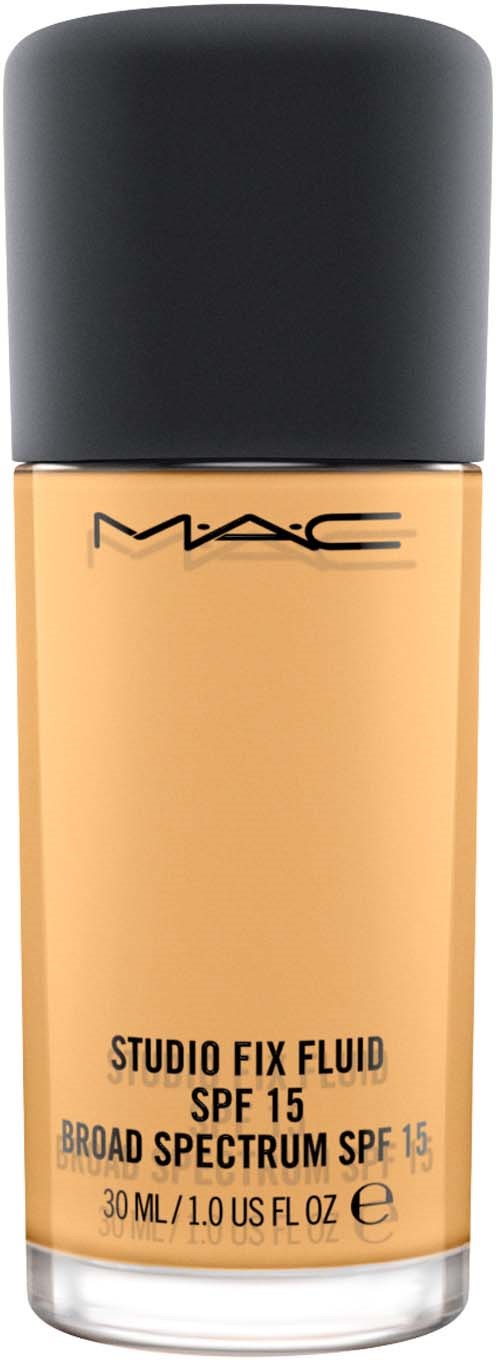 En flaska MAC Studio Fix Fluid foundation med SPF 15 och bredspektrumskydd. Den är beige med ett svart lock.