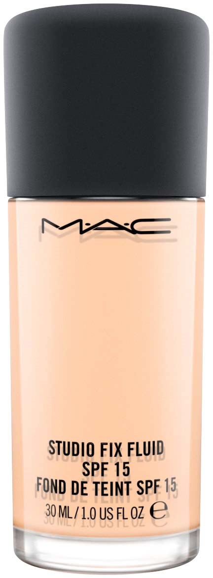 En foundationflaska märkt MAC Studio Fix Fluid SPF 15, med svart lock, ljusbeige vätska inuti.