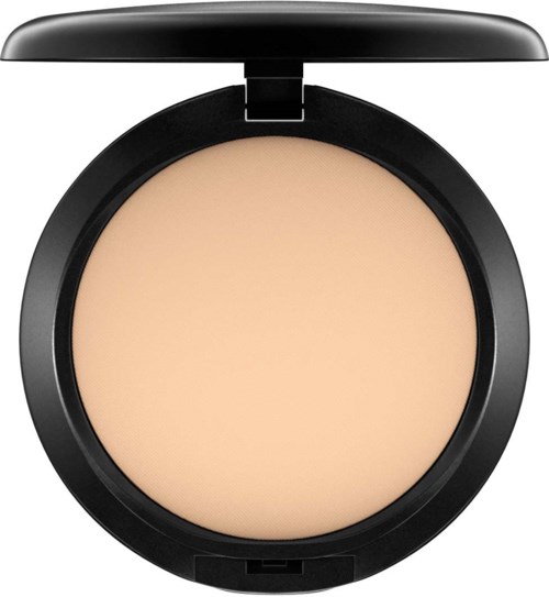 En rund förpackning med beige puder inuti och svart lock öppet. Inga andra föremål eller mönster synliga.