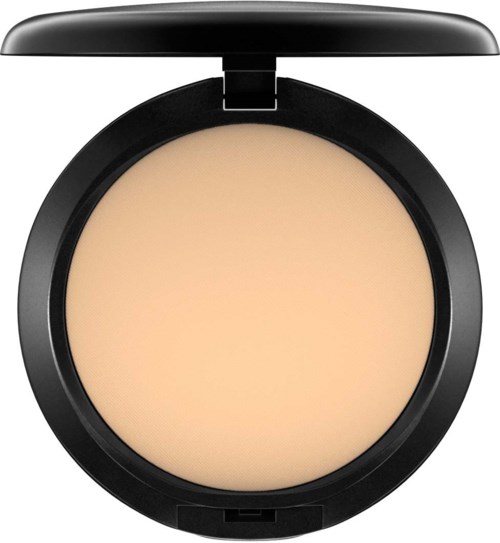 En svart kompakt make-up-ask med beige puder inuti.
