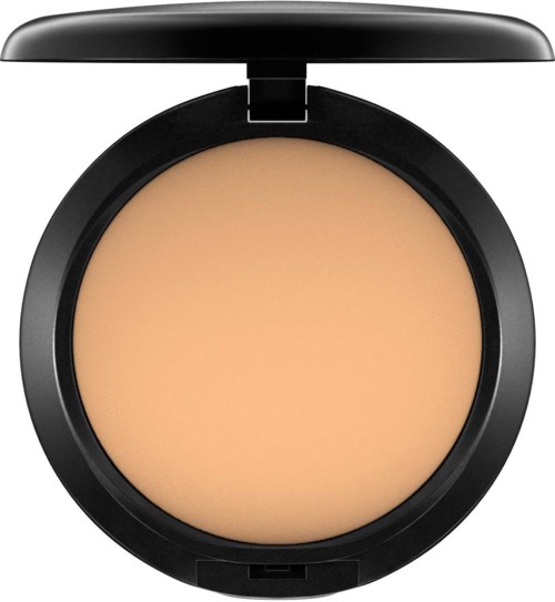 En kompakt makeuppuder med beige puder inuti och ett svart lock.