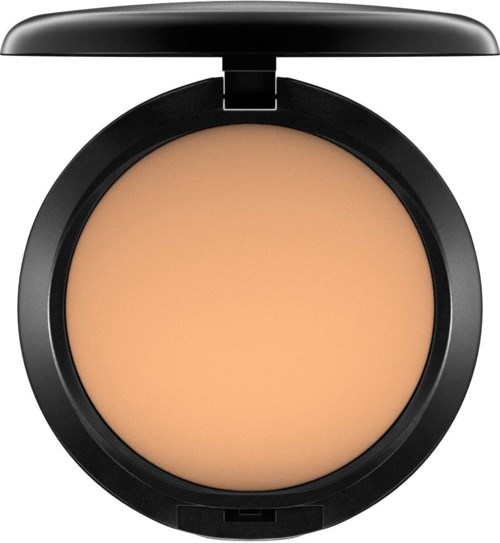 En kompakt med beige ansiktspuder inuti och ett svart skallock.