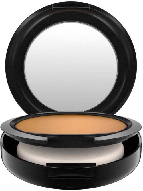 En kompakt makeuppuder i ett vakuum med spegel och beige puder inuti.