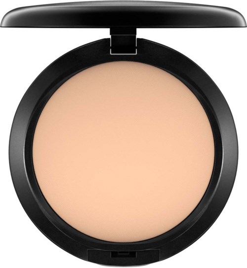 Ett runt kompakt med beige pressad puder inuti, svart yttre och ett lock som är öppet.