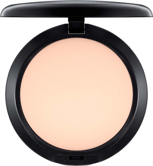 En rund kompakt med ljusfärgat pressat puder och lock. Det ser ut som makeup eller ansiktspuder.