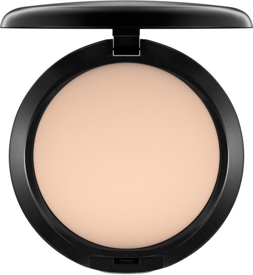 En liten kosmetikask med ljusbeige pressad puder inuti, med en svart rund behållare och ett öppet lock.