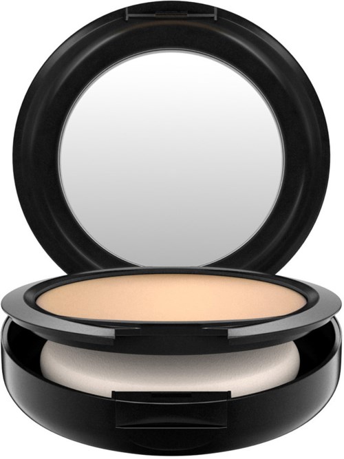 En liten låda med spegel öppnad, visar pressat puder och en svamp. Svart yttre. Enkel sminkprodukt.