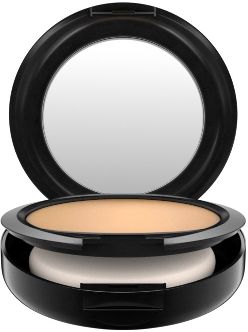 Ett kompakt svart sminkfodral med spegel innehåller beige puder och en vit svamp.