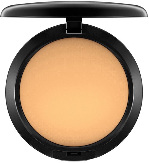 En rund kompakt med beige ansiktspuder inuti. Svart lock och case, öppet för att visa makeupprodukten.