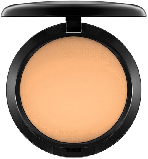 En rund kompakt med beige ansiktspuder inuti och ett svart lock på toppen.