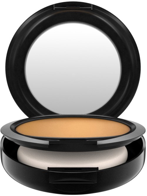 En liten svart makeup-ask med öppet lock, visar ett beige puder och en spegel inuti.