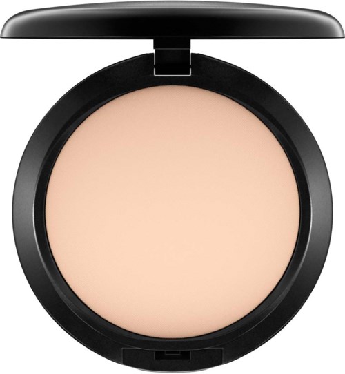 En svart öppen compacta med ljus beige puder inuti.