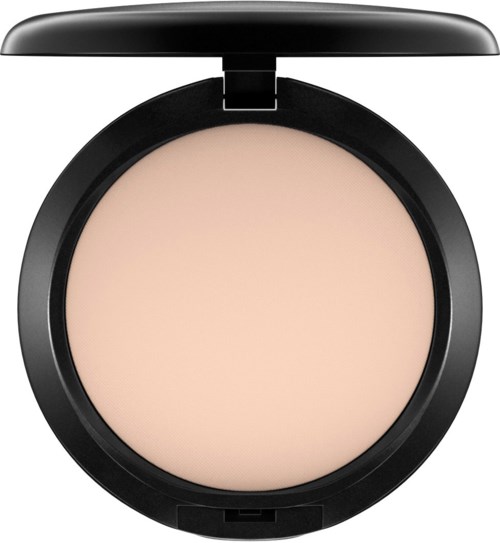 En rund kompakt med beige puder inuti och ett svart lock, troligen smink eller puder.