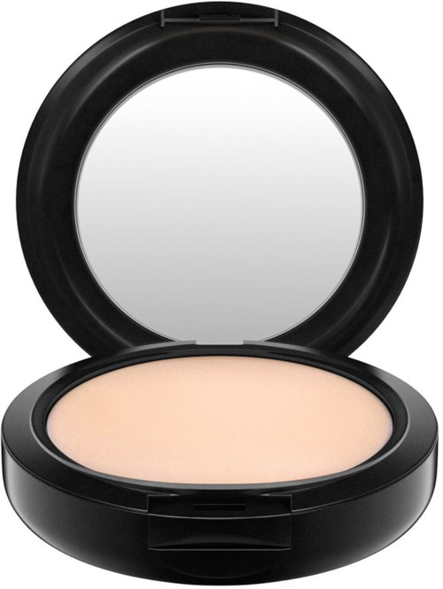 En liten dosa med spegel och ljusbeige puder inuti, används för makeup-justeringar.