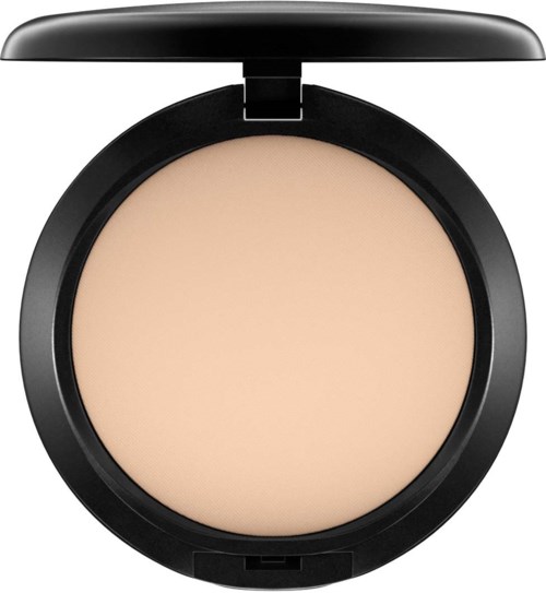 En rund kompakt med beige puder inuti, svart lock och bas.