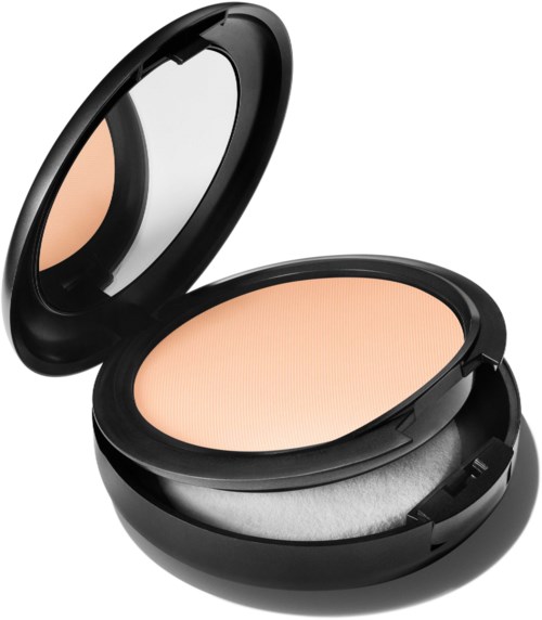En kompakt sminkspegel med öppen lock och beige puder inuti.