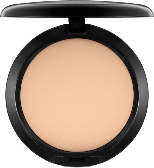 En kompakt rund sminkask med beige puder inuti och ett svart lock.