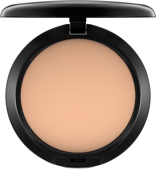 En kompakt med beige pressad puder och ett öppet svart lock.