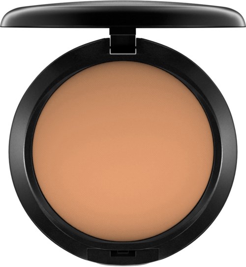 En compact med pressat puder i ett runt svart fodral.
