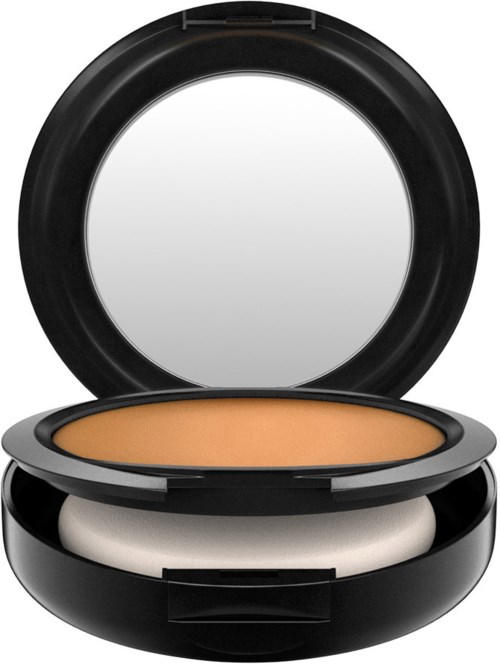 En kompakt makeupfoundations med spegel inuti locket och ett beige pulver. 