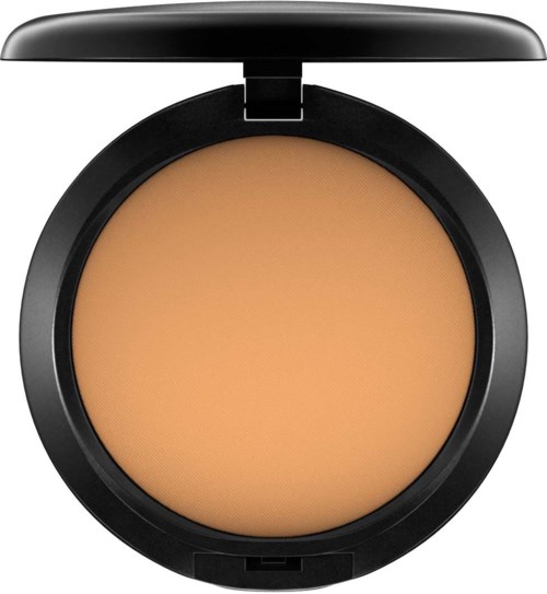 En rund makeup-kompakt med beige puder inuti och ett svart lock.