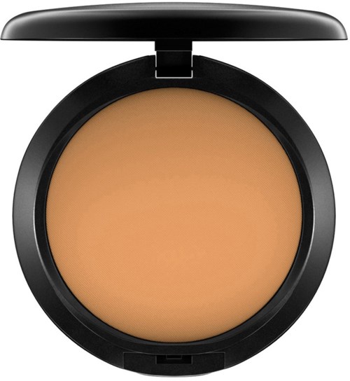 En rund kompakt med svart lock, innehållande beige färgad pressad puder.