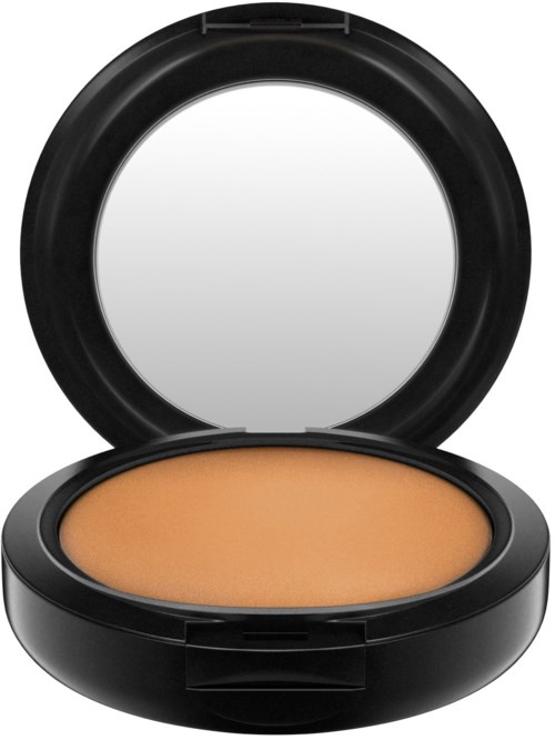 Ett kompakt svart sminkfodral med spegel inuti innehåller beige puder för ansiktsmakeup.