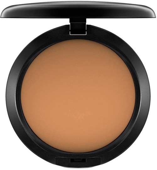 En kompakts med beige puder makeup och ett svart lock, öppet för att visa pudret inuti.