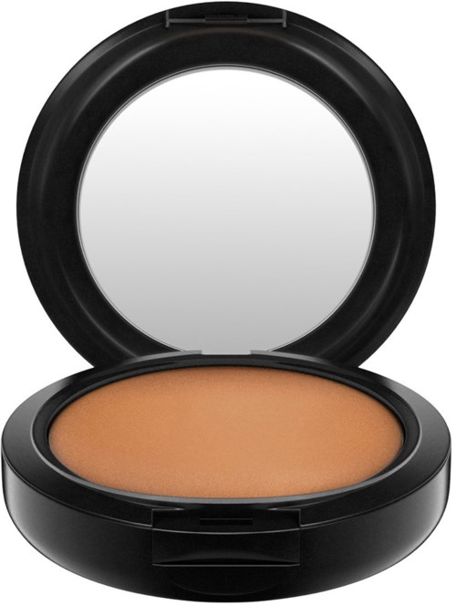 Ett kompakt sminkhölje med spegel innehåller beige pressad puder. Det har ett snyggt svart yttre skal och ett öppet lock.