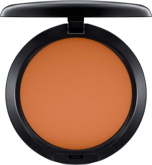 En rund makeup-kompakt med mörk yttre förpackning, innehållande orange rouge eller puder.