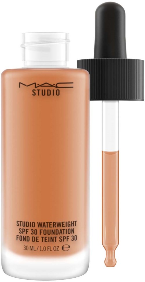 En flask med MAC Studio Waterweight foundation med en pipett för applicering.