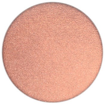 Ein runder, pfirsichfarbener Make-up-Teintpuder mit schimmerndem Finish. Es ist glatt und gleichmäßig pigmentiert.