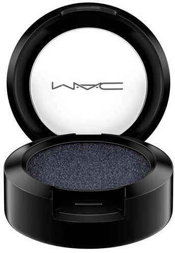 En rund svart makeup-compact med spegel inuti, innehållande mörk blå ögonskugga. Varumärkesloggan MAC finns på spegeln.