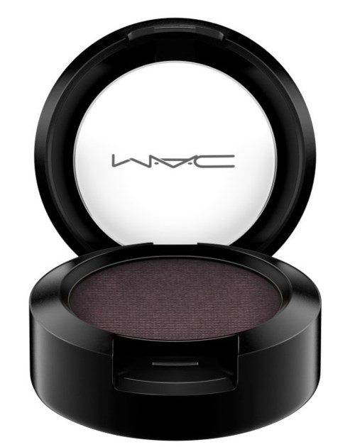 En svart rund makeup-kompakt med mörklila ögonskugga inuti och MAC-logga på locket.
