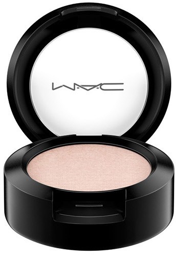 MAC sminkförpackning med ljusrosa puder inuti, svart runt fäste och öppet lock som visar märket.