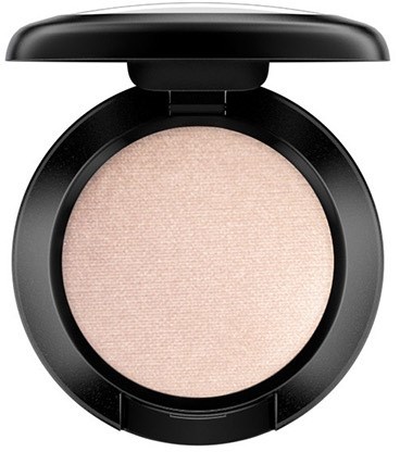 Ett kompakt med ljusbeige, pressad puder inuti, runt format, svart ytterhölje och ett lock som öppnas.