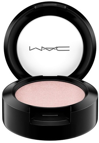 En rund svart makeupbehållare med rosa puder inuti och MAC-logga på locket.