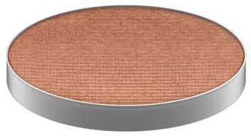 En rund compact med beige puder inuti, silverfärgad, sannolikt makeup eller ansiktspuder.