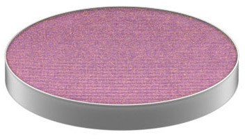 En lila strukturerad cirkulär föremål på en vit bas, troligen en kosmetisk eller makeup-produkt.
