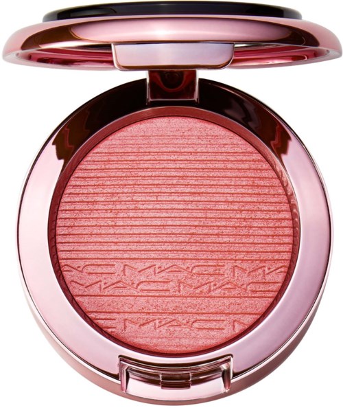 En rund rosa makeuppalett med spegel, innehållande rosa rouge med horisontella linjer och text.