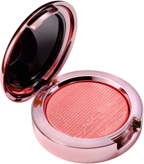 En rosa kompakt med rosa-nyanserad rouge med texturerade linjer och upphöjd varumärkesnamn.