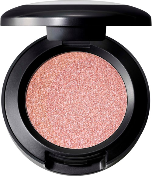 Een ronde makeup blush met glinsterende, roze-oranje kleur in een zwarte compactdoos.
