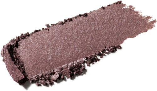 Zerbrobener rosa Lidschatten mit dunklen Rändern auf weißem Hintergrund.