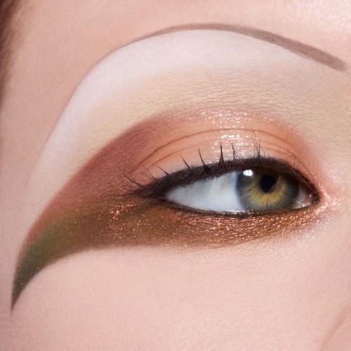 Ögonmakeup i neutrala nyanser med glitter, med grön eyeliner och vit ögonbrynsbelysning.