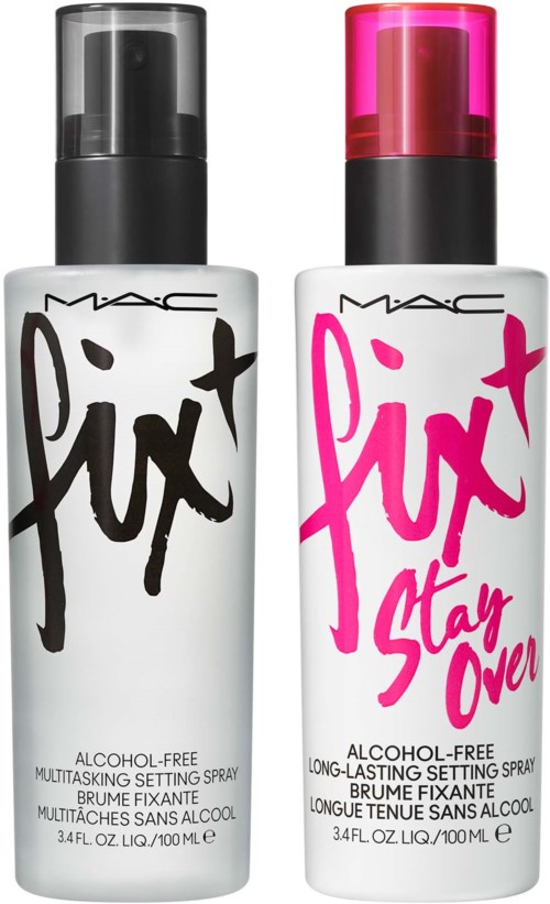 To hvite flasker med MAC Fix+ setting spray, med svart og rosa lokk, merket alkoholfrie og langvarige.