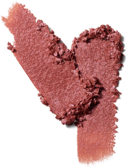 Knust rosa makeup blush formet som et hjerte på en hvit bakgrunn.