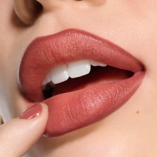 Nahaufnahme von Lippen mit Lippenstift, leicht geöffnet, zeigt Zähne, Finger nahe den Lippen.