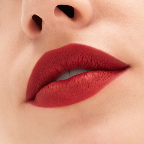 Nahaufnahme von Lippen mit rotem Lippenstift und Teil der Nase.